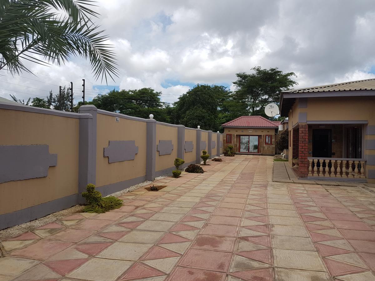 לוסקה Rugems Executive Lodge מראה חיצוני תמונה